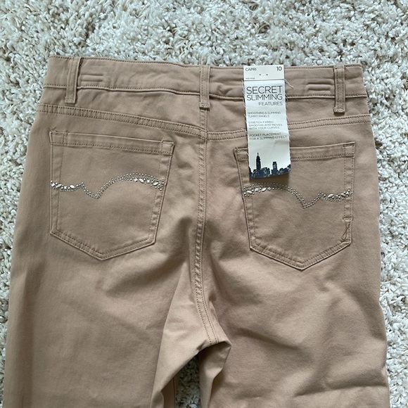 Jones New York Jeans Secret Slimming Soho Capri Tan Khaki Pants New NWT Size 10 - Picture 7 of 8